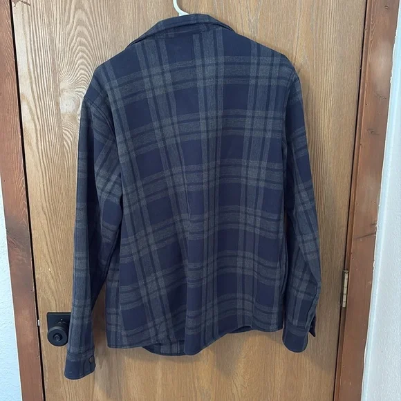 Navy Plaid Snap Shirt
Fleece lined
Two breast pockets
Two inner pockets - Picture 2 of 5